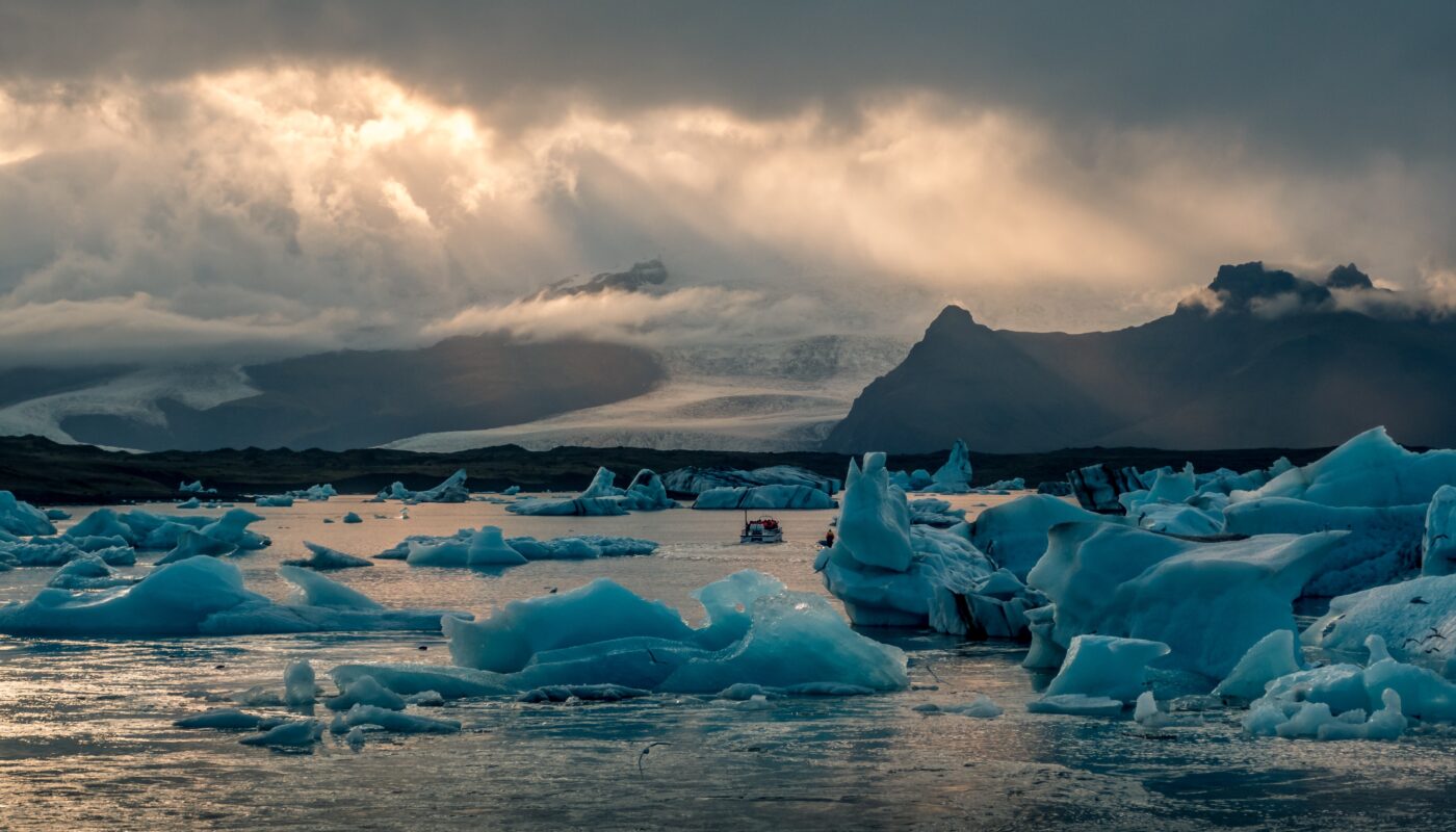 https://www.freepik.com/free-photo/beautiful-jokulsarlon-glacier-lagoon-iceland-with-sun-beams-from-dark-cloudy-sky_11890124.htm#fromView=search&page=1&position=21&uuid=181743f6-f54f-4cf1-839b-7f70f4af4f93&query=Why+Are+Glaciers+Melting%3F+A+Clear+Explanation+Without+Politics