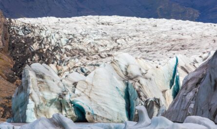 https://www.pexels.com/photo/end-of-glacier-17702209/