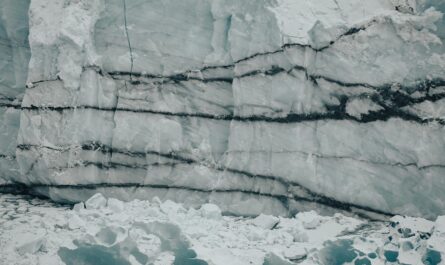 https://www.pexels.com/photo/black-lines-on-glacier-walls-25857492/