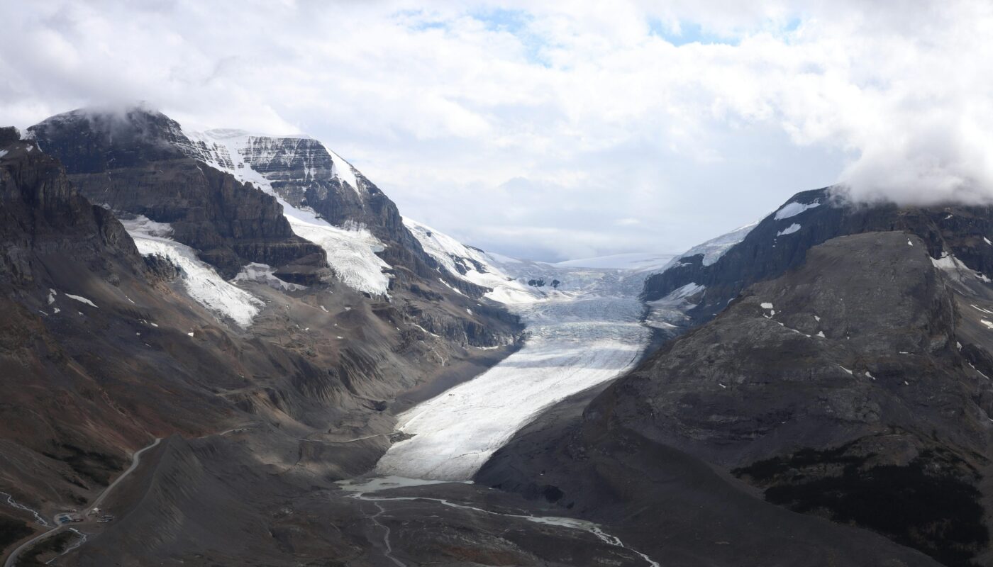 https://www.pexels.com/photo/ice-field-between-mountains-18021185/