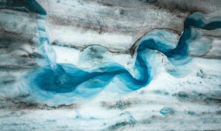 https://www.pexels.com/photo/melting-glacier-on-iceland-27244420/
