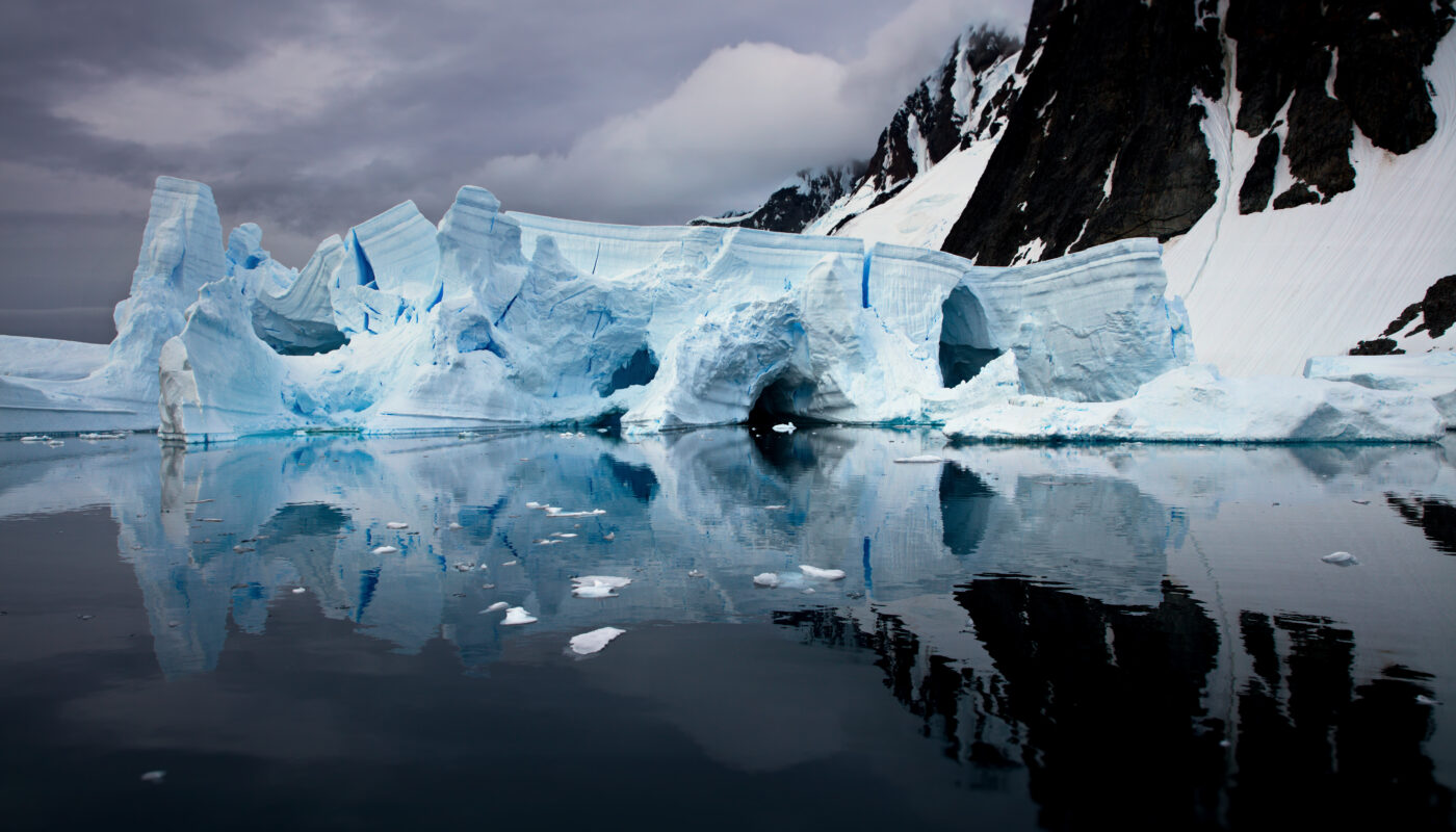 https://www.magnific.com/free-photo/beautiful-icy-view-antarctica-daylight_31177738.htm#fromView=search&page=1&position=4&uuid=3e4681d0-8f9c-4eb6-9a2f-1e29bd393f84&query=Glaciers+vs+Icebergs%3A+What%E2%80%99s+the+Real+Difference%3F