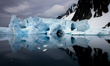 https://www.magnific.com/free-photo/beautiful-icy-view-antarctica-daylight_31177738.htm#fromView=search&page=1&position=4&uuid=3e4681d0-8f9c-4eb6-9a2f-1e29bd393f84&query=Glaciers+vs+Icebergs%3A+What%E2%80%99s+the+Real+Difference%3F