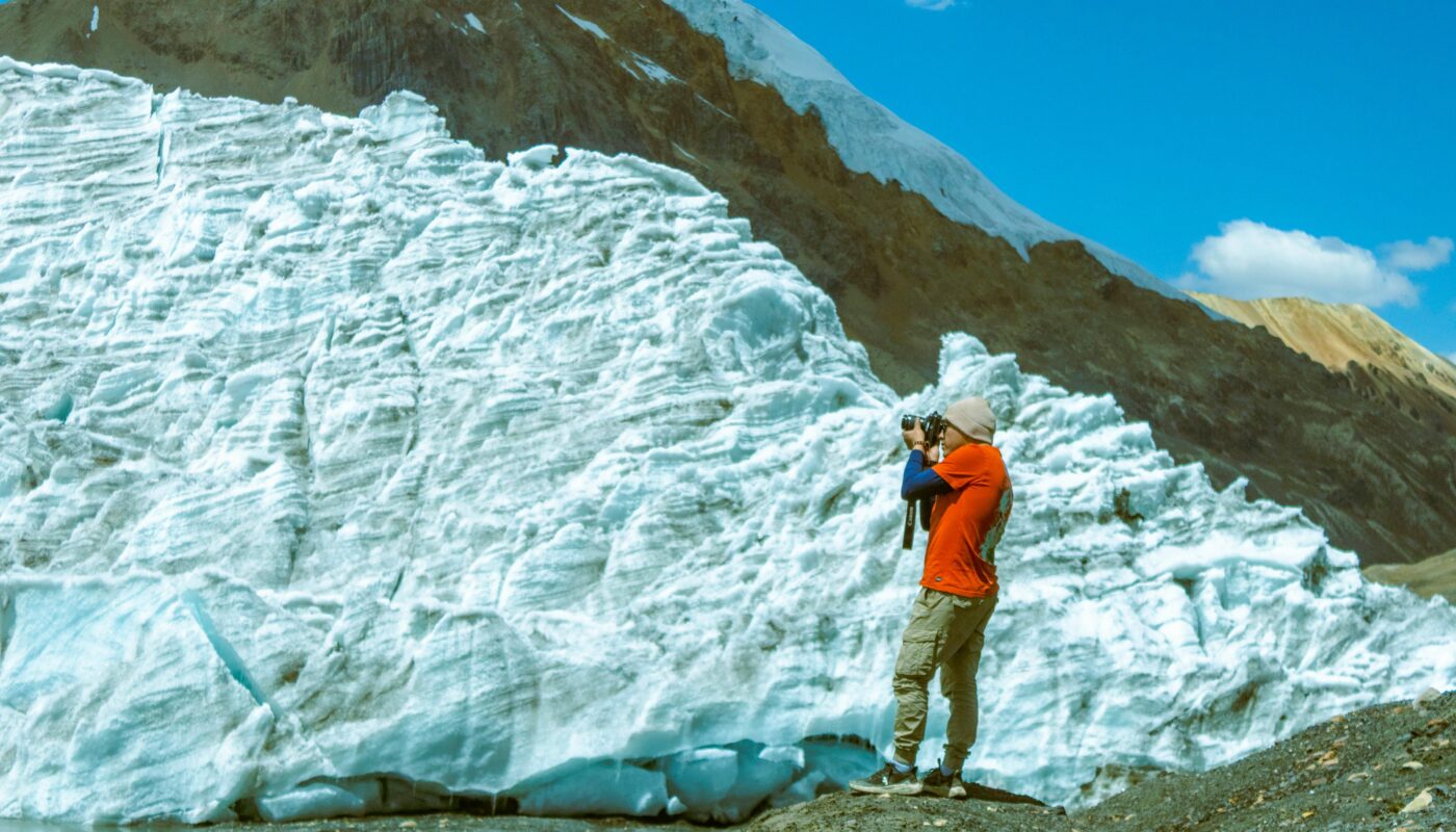 https://www.pexels.com/photo/photographer-capturing-peruvian-glacier-in-cuzco-35570929/