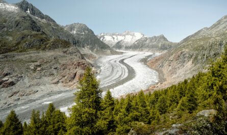 https://www.pexels.com/photo/aletsch-glacier-in-switzerland-12475185/