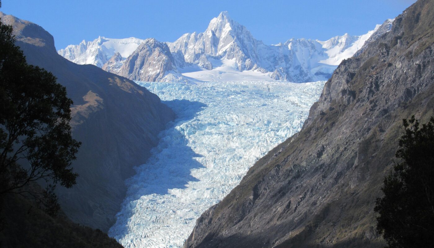 https://www.pexels.com/photo/stunning-glacier-and-mountain-landscape-view-28908766/