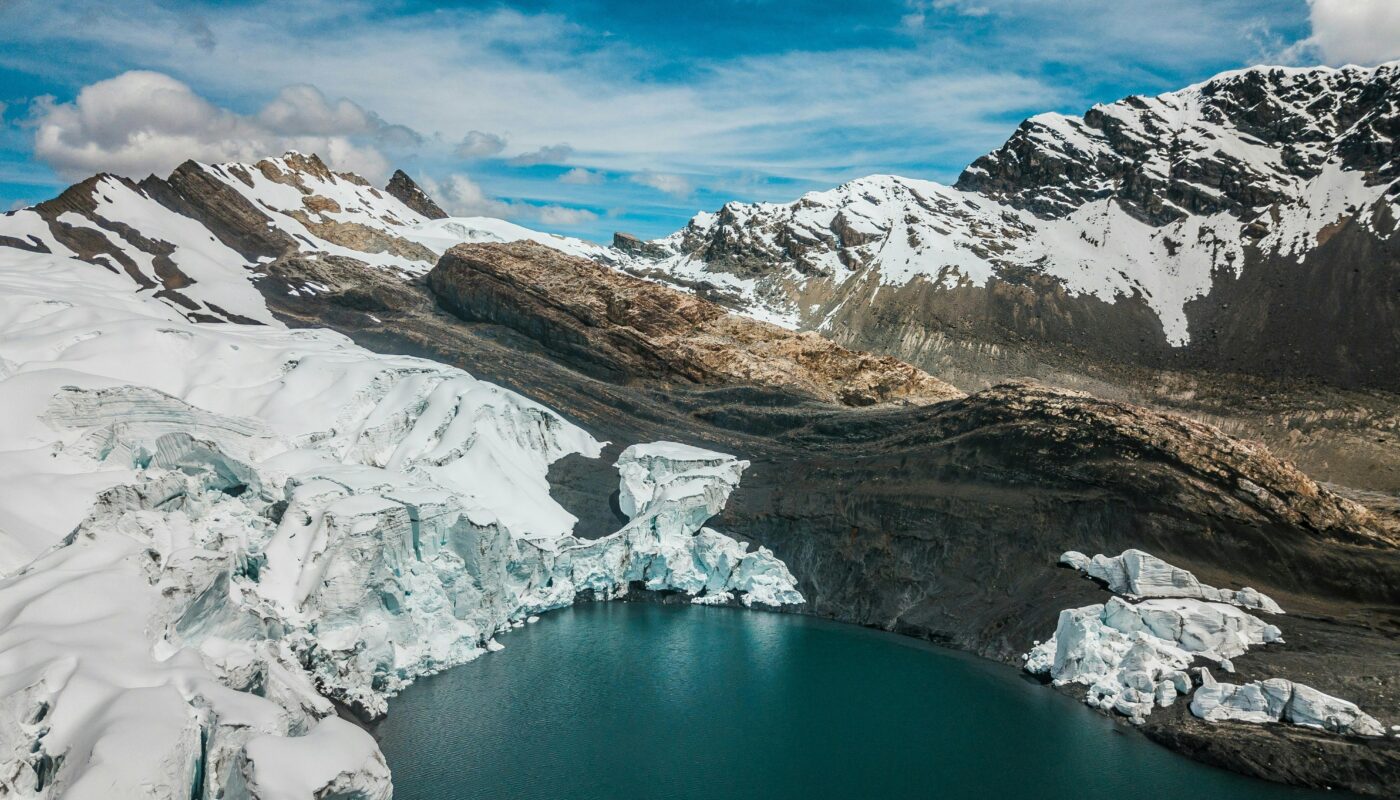 https://www.pexels.com/photo/scenic-view-of-a-glacier-and-rocky-mountain-peaks-22484270/