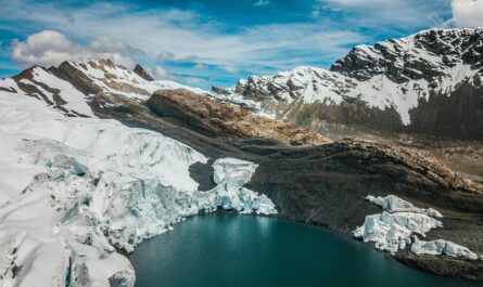 https://www.pexels.com/photo/scenic-view-of-a-glacier-and-rocky-mountain-peaks-22484270/
