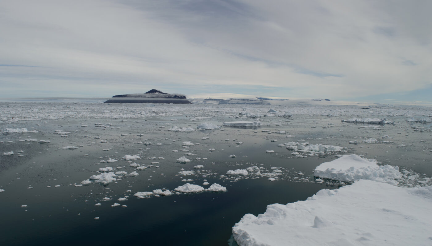 https://www.magnific.com/free-photo/high-angle-shot-ice-floes-ocean_19963894.htm#fromView=search&page=1&position=4&uuid=3ee83aef-39d5-4f22-ac82-684a573f050f&query=What+Is+a+Tidewater+Glacier%3F+Where+Ice+Meets+the+Ocean