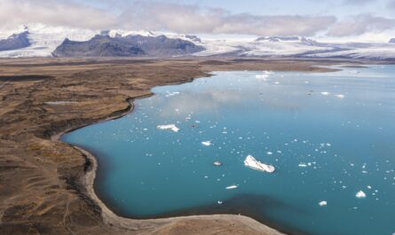 https://www.magnific.com/free-photo/iceland-landscape-beautiful-plains_18408189.htm#fromView=search&page=1&position=35&uuid=ee7b8499-d29f-4b44-8744-1f630486b7ec&query=Will+Glacier+Loss+Lead+to+Future+Water+Wars%3F