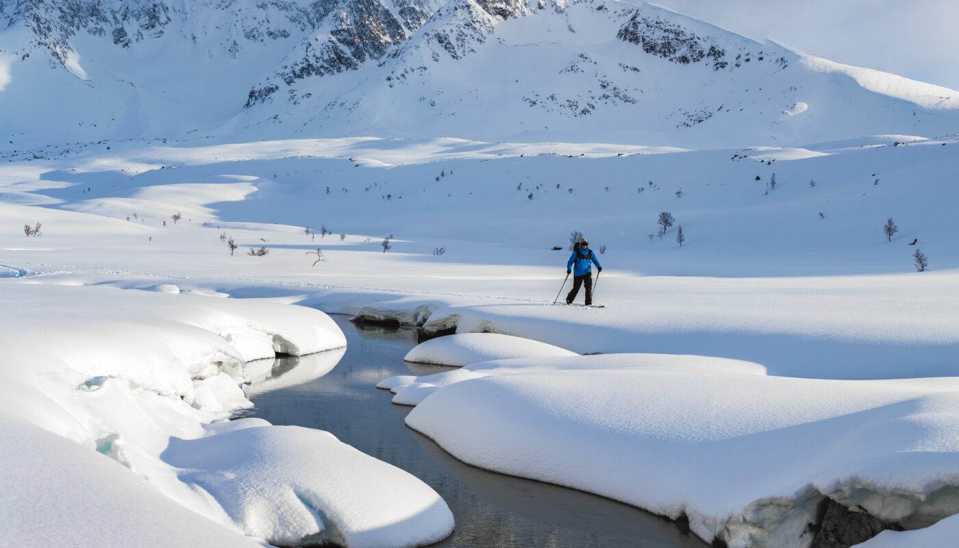 https://www.magnific.com/free-photo/man-skiing-mountains-covered-with-snow-daytime_8281245.htm#fromView=search&page=1&position=28&uuid=9ca7353c-289e-48c3-bbcb-5fbfe1c08a95&query=Can+You+Walk+on+a+Glacier+Without+a+Guide%3F
