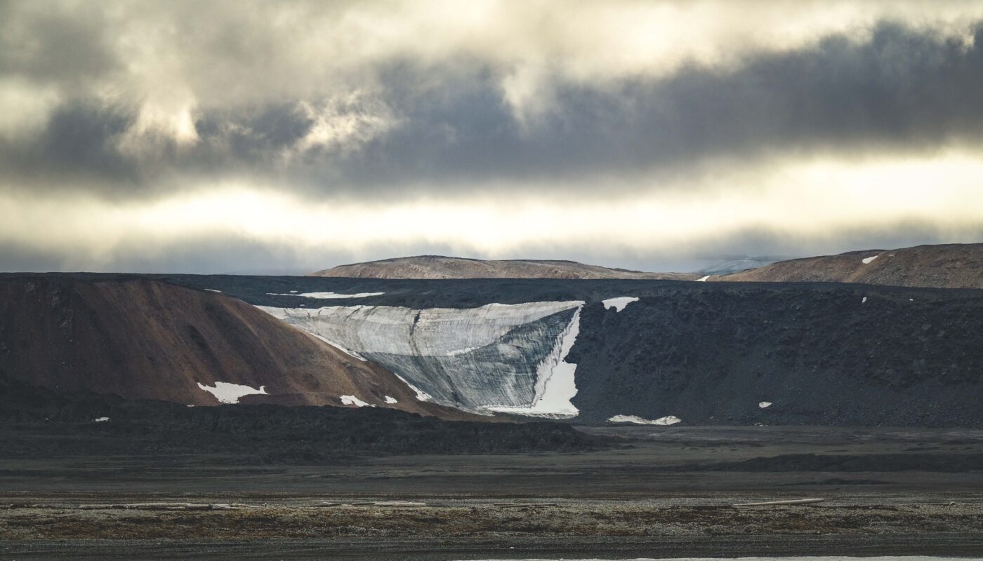 https://www.pexels.com/photo/remote-arctic-landscape-with-glacial-features-28518852/