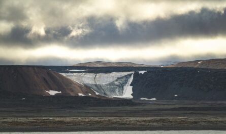 https://www.pexels.com/photo/remote-arctic-landscape-with-glacial-features-28518852/