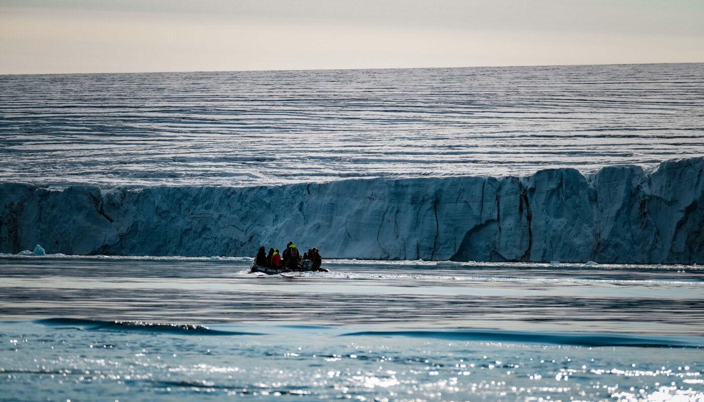 https://www.pexels.com/photo/expedition-boat-near-arctic-iceberg-30247947/