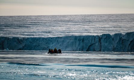 https://www.pexels.com/photo/expedition-boat-near-arctic-iceberg-30247947/