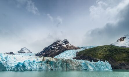 https://www.pexels.com/photo/frozen-ice-and-mountains-on-shore-18511580/