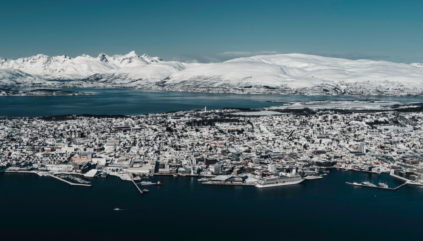 https://www.pexels.com/photo/aerial-view-of-snowy-tromso-in-winter-29458276/