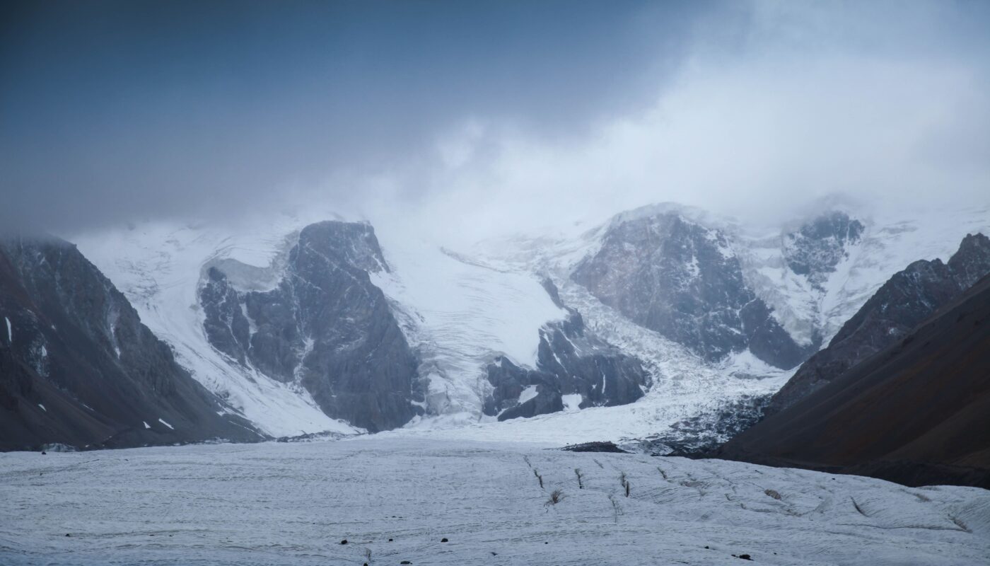https://www.pexels.com/photo/landscape-of-rocky-mountains-and-a-glacier-16115453/