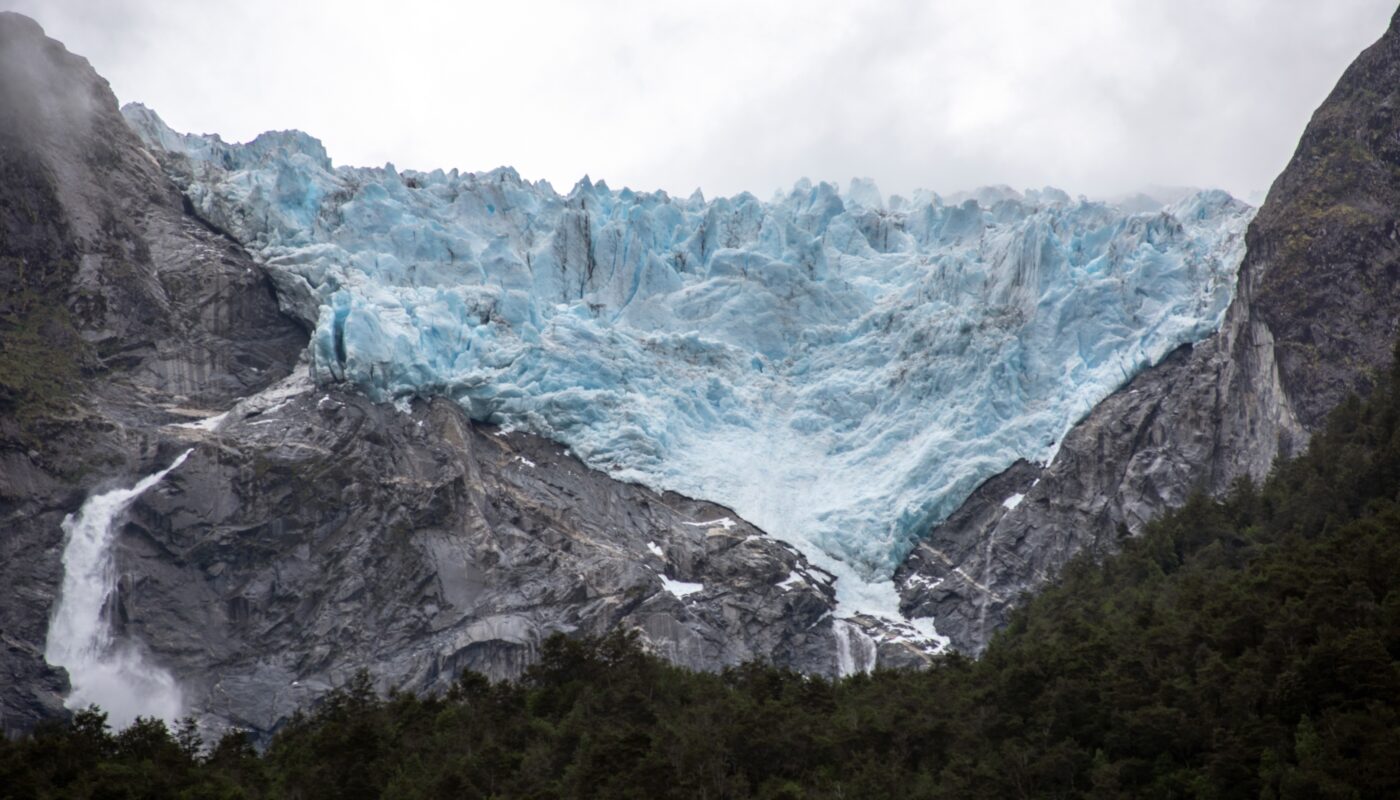 https://www.magnific.com/free-photo/mesmerizing-view-rocky-mountains-with-waterfall_17243265.htm#fromView=search&page=2&position=13&uuid=0c23bbf3-ad97-496c-86a4-35e296be4527&query=Hubbard+Glacier%3A+North+America%E2%80%99s+Largest+Tidewater+Glacier