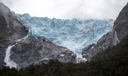 https://www.magnific.com/free-photo/mesmerizing-view-rocky-mountains-with-waterfall_17243265.htm#fromView=search&page=2&position=13&uuid=0c23bbf3-ad97-496c-86a4-35e296be4527&query=Hubbard+Glacier%3A+North+America%E2%80%99s+Largest+Tidewater+Glacier