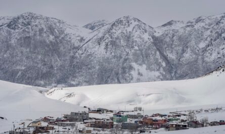 https://www.pexels.com/photo/a-snow-covered-town-near-the-mountains-10789687/