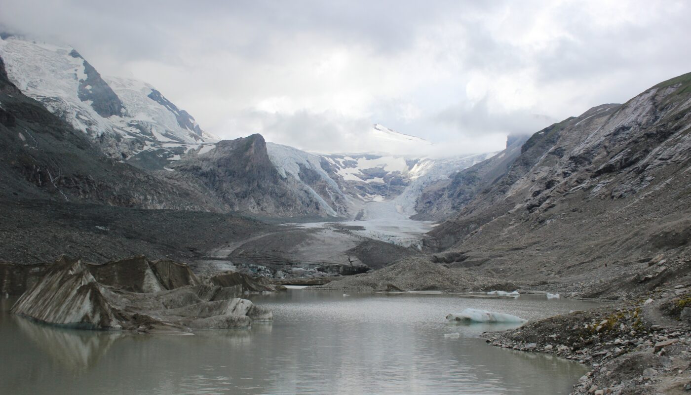 https://www.magnific.com/free-photo/breathtaking-view-lake-surrounded-by-beautiful-snow-covered-mountains-foggy-day_15036353.htm#fromView=search&page=5&position=9&uuid=c1862b17-ec06-475a-9df7-d2d631ace0d7&track=ais_hybrid&query=Can+Reservoirs+Replace+Natural+Glacier+Storage%3F