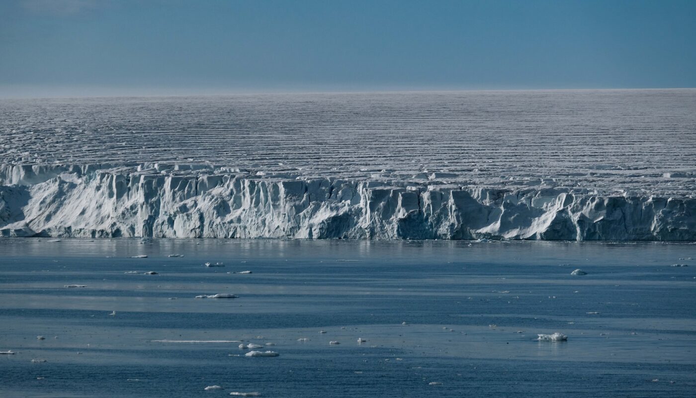 https://www.pexels.com/photo/majestic-ice-shelf-meeting-the-ocean-30251942/