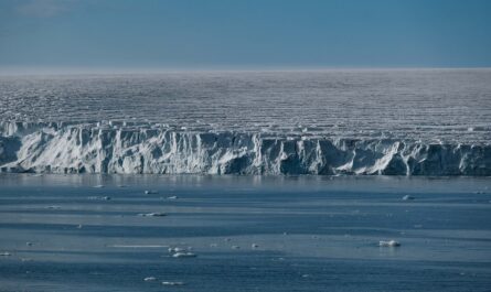 https://www.pexels.com/photo/majestic-ice-shelf-meeting-the-ocean-30251942/