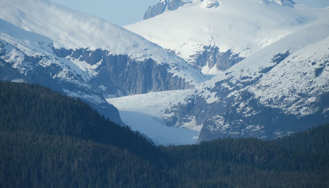 https://www.pexels.com/photo/majestic-alaskan-glacier-and-snowy-mountainscape-38210244/