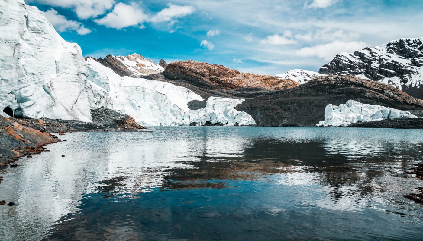 https://www.pexels.com/photo/scenic-view-of-a-glacier-and-rocky-mountains-22484278/