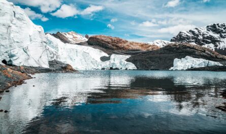 https://www.pexels.com/photo/scenic-view-of-a-glacier-and-rocky-mountains-22484278/