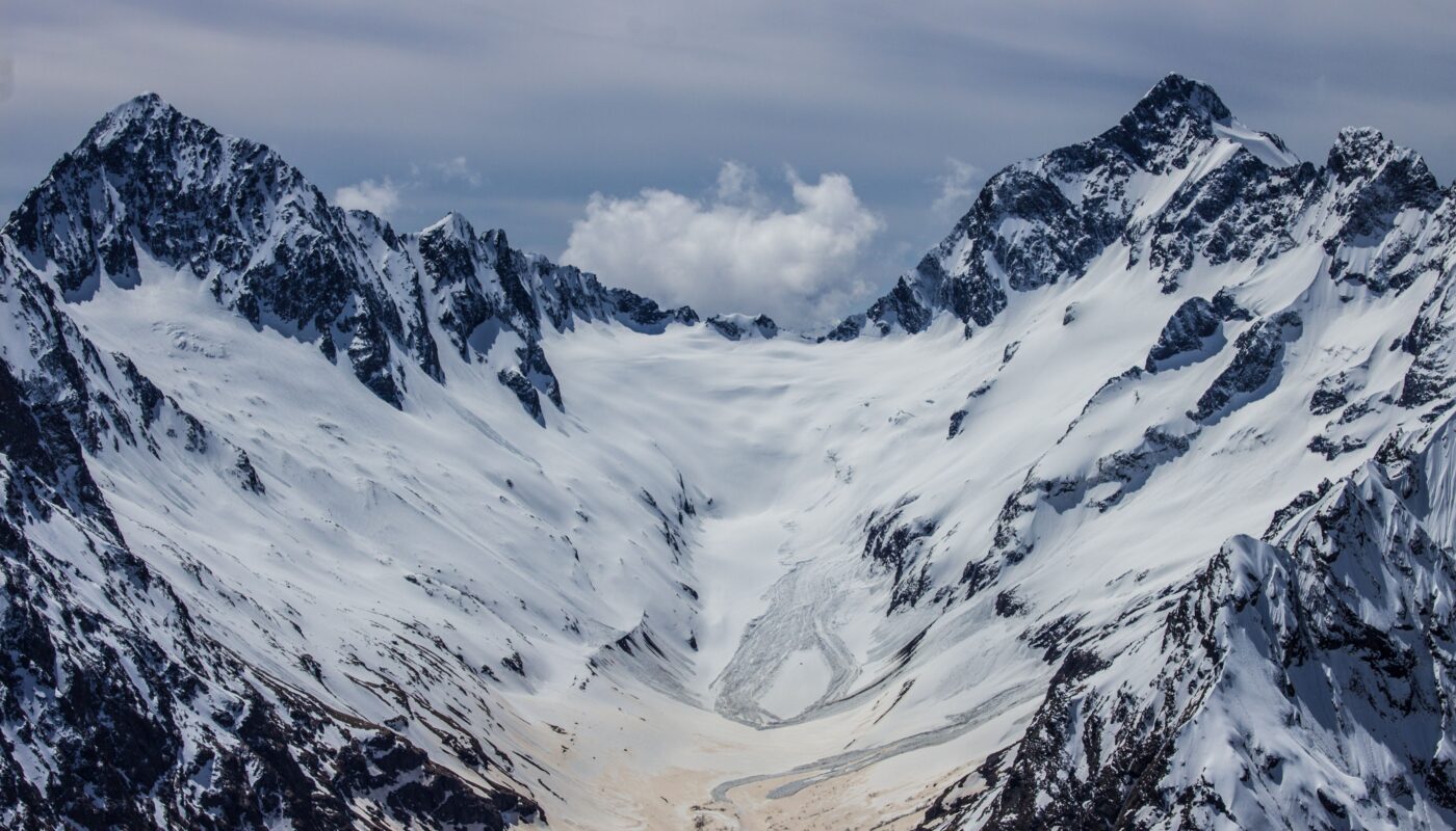 https://www.pexels.com/photo/majestic-snow-capped-mountain-landscape-28489254/