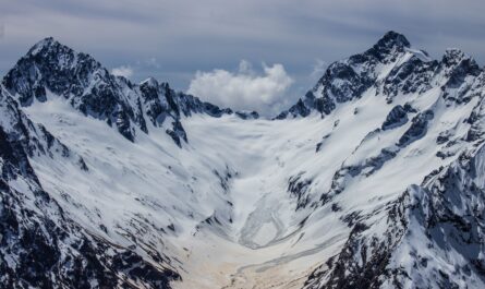 https://www.pexels.com/photo/majestic-snow-capped-mountain-landscape-28489254/