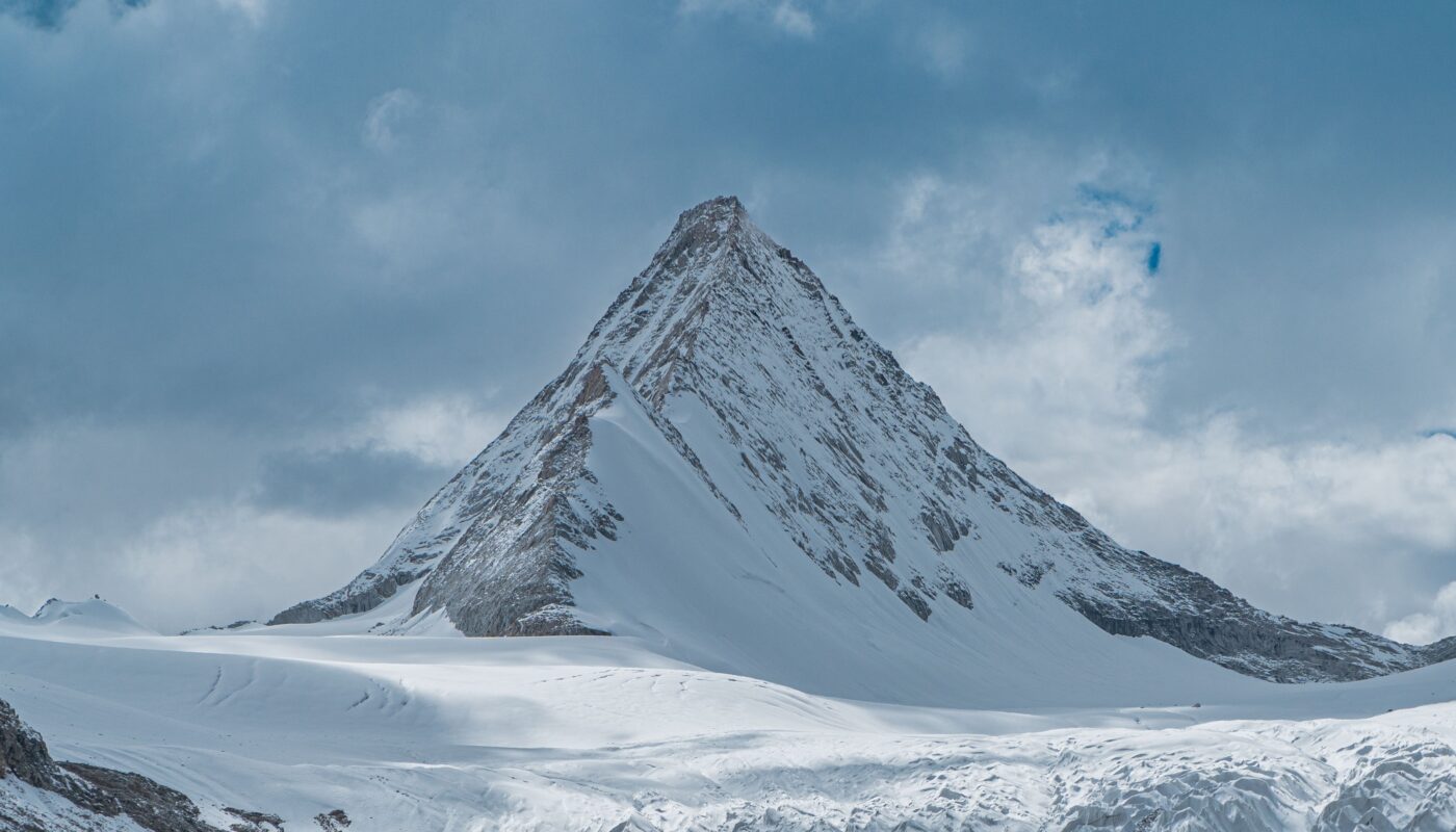 https://www.pexels.com/photo/snow-covered-mountain-under-the-cloudy-sky-10640753/