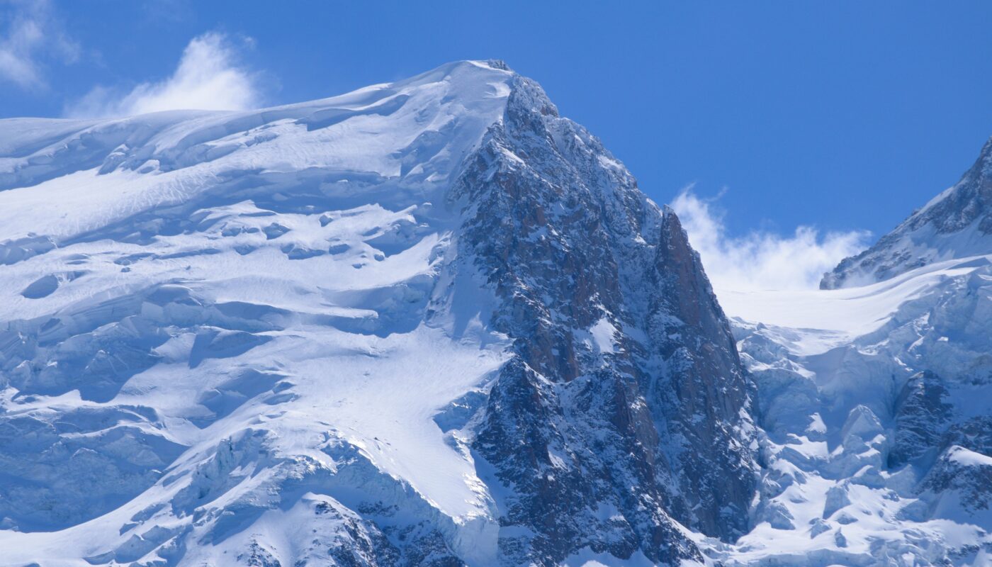 https://www.pexels.com/photo/snow-in-mountains-16451172/