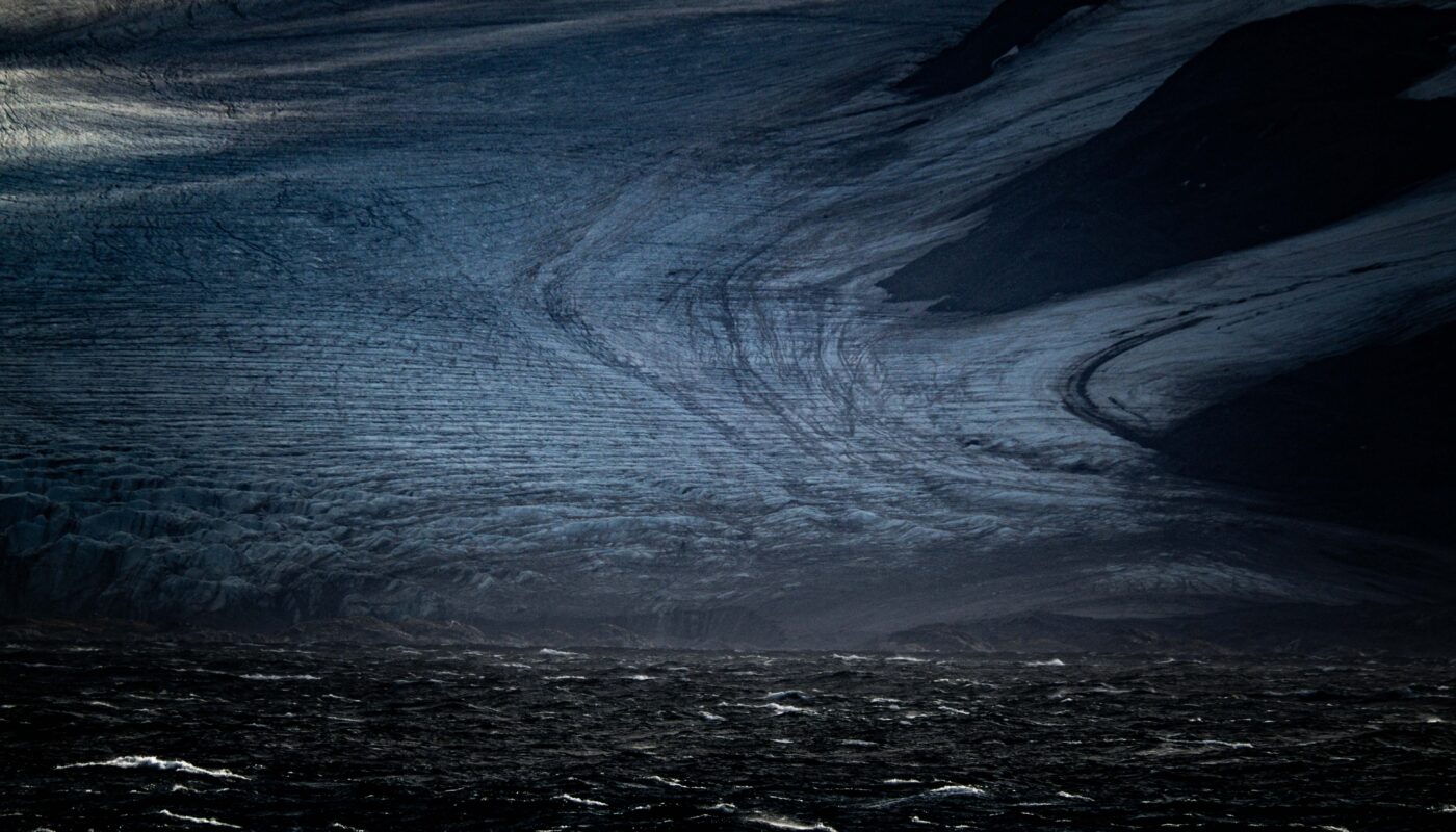 https://www.pexels.com/photo/dramatic-glacial-landscape-with-ocean-view-30412426/