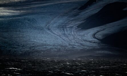 https://www.pexels.com/photo/dramatic-glacial-landscape-with-ocean-view-30412426/