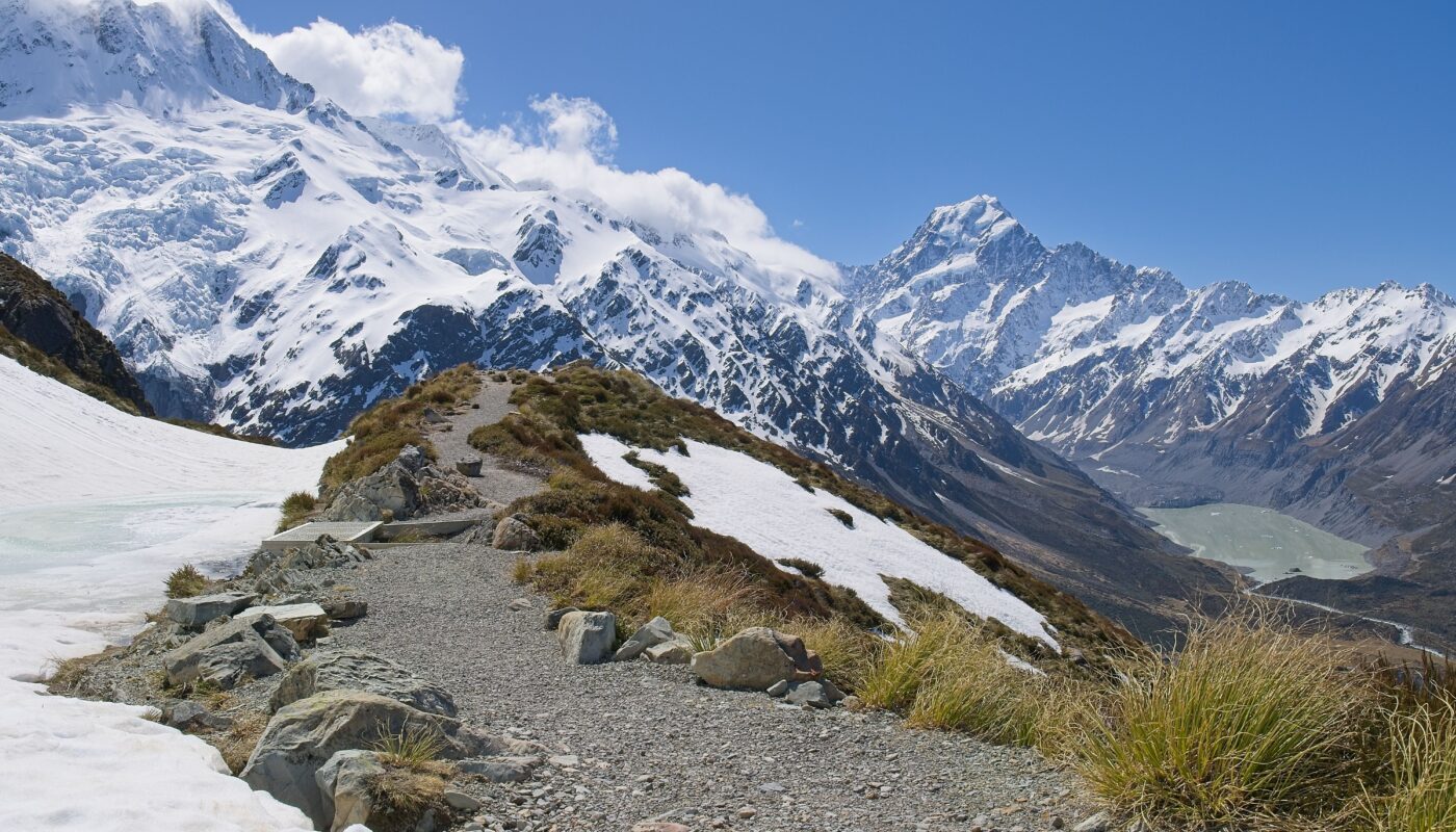 https://www.pexels.com/photo/scenic-pathway-in-mount-cook-national-park-new-zealand-31893695/